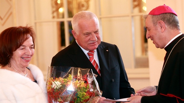 Livia Klausov a prezident Vclav Klaus pi louen se zahraninmi diplomaty na Praskm hrad (21. nora 2013)