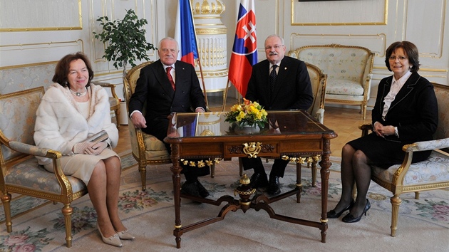 esk prezident Vclav Klaus s manelkou Livi a slovensk prezident Ivan Gaparovi s manelkou Silvi (Bratislava, 26. nora 2013)