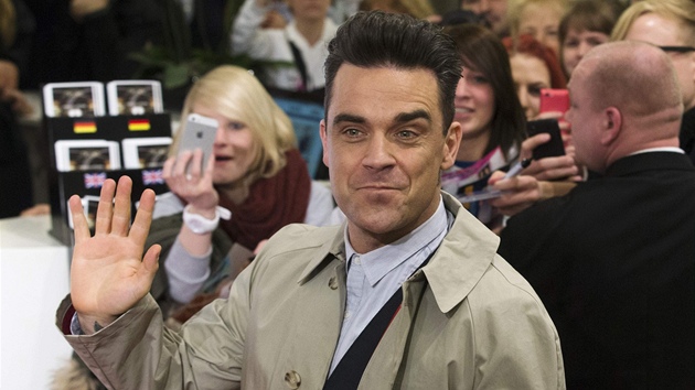 Robbie Williams v Berl�n� p�edstavil svou m�dn� kolekci zna�ky Farrell (26. �nora 2013).