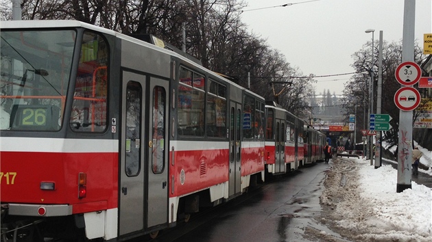 kolona tramvají poté, co kamion ve Švehlově sttrhnul trolej