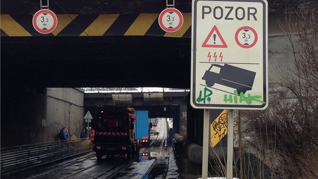 kamion v podjezdu ve Švehlově ulici špatně odhadnul výšku a strhnul vedení