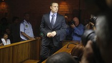Handicapovaný atlet Oscar Pistorius u soudu v Pretorii (21. února 2013)