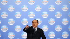 Nkdejí italský premiér Silvio Berlusconi bhem pedvolebního vystoupení v