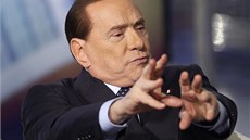 Nkdejí italský premiér Silvio Berlusconi bhem vystoupení v televizní stanici...