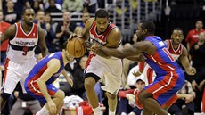 Trevor Ariza z Washingtonu proniká obranou Detroitu. Fauluje ho Will Bynum.