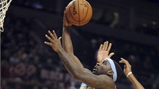 Skóruje Ty Lawson z Denveru, Nicolas Batum z Portlandu u jen pihlíí.