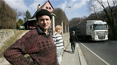 Po silnici druhé t�ídy p�es Bene�ov nad Plou�nicí si kamiony zkracují cestu a