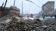 Trosky domu spadly na frekventovanou kiovatku mezi centrem Ústí, trmickým