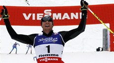 ZLATO JE DOMA. výcarský lya Dario Cologna oslavuje prvenství ve skiatlonovém