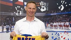 DOMINÁTOR. Dominik Ha�ek, str�jce vít�zství v Naganu, pózuje p�ed pam�tní