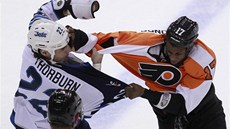 BITKA. Pstní souboj vystihli Wayne Simmonds z Philadelphie (vpravo) a Chris