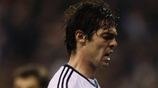 NEDAÍ SE. Kaká, brazilský záloník Realu Madrid, se vzteká po nepovedené akci