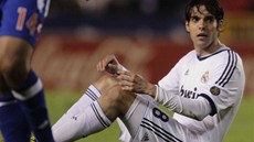 NA TRÁVNÍKU. Kaká z Realu Madrid neproel obranou La Coruni.