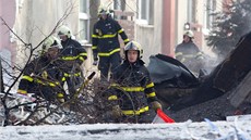 Na míst� exploze plynu v bytovém dom� zasahovaly desítky hasi��, policist� a zdravotník�.