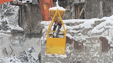 První den demolice výbuchem po�kozeného domu (23. února 2013).