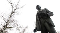 Socha Julia Fu�íka na Ol�anských h�bitovech.