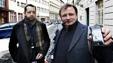 Mikulá� Kroupa (vpravo) a Adam Drda ze sdru�ení Post Bellum ukazují v pra�ské