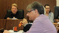 Zdenk Choutka u soudu tvrdí, e manelku netýral. Hrozí mu ptileté vzení.