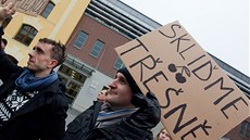 Demonstrace v sídle Královéhradeckého kraje na hradeckém Pivovarském námstí