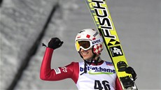 NOVÝ MISTR SVĚTA. Polský skokan na lyžích Kamil Stoch se raduje z triumfu na