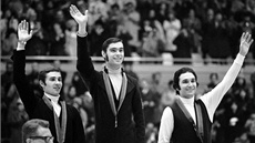 Na stupních vít�z� zleva Sergej �etveruchin (SSSR, st�íbrná medaile),...