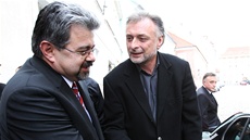 Jií Weigl a Jaroslav Hlinovský (vpravo) odchází z kanceláe Miloe Zemana na