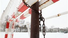 Branky st�e�í kovový �et�z uzam�ený na visací zámek. 