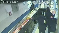 Zlod�j v �ín� kladivem rozbil vitrínu s náhrdelníky a utekl