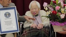Misao Okawaová dostala certifikát, e je nejstarí ijící enou na svt.