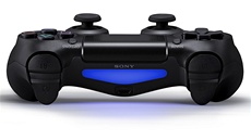Ovladač PlayStation 4 se jmenuje Dualshock 4 a má přední dotykovou plochu.