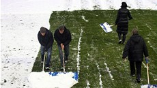Dobrovolníci uklízejí sníh na libereckém stadionu ped derby s Jabloncem. 