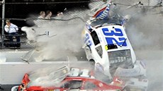 Kyle Larson (číslo 32) při nehodě v závodu NASCAR v Daytoně. 