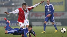 PÁD. Olomoucký David Houska se z�ítil k zemi po souboji s Ond�ejem Petrákem ze