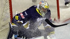 Kladenský branká Cikánek zasahuje. 