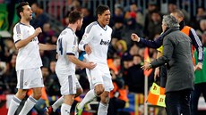 PRO POCHVALU. Raphael Varane se po gólu bí pozdravit s trenérem Realu Madrid