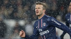 Záloník David Beckham z Paris St. Germain mezi snhovými vlokami sleduje mí,...
