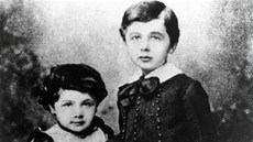 Albert Einstein (cca pět let) a jeho dvouletá sestřička Maja