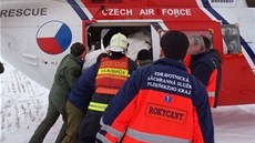 Hasi�i a záchraná�i p�ená�ejí zran�nou �enu do vrtulníku.