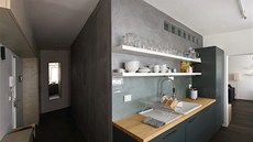 Centrem bytu se stalo "koupelnové jádro" dokonené akrylátovou strkou. Vlevo