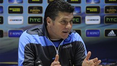 Trenér neapolských fotbalist Walter Mazzarri  na tiskové konferenci ped