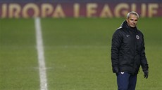 Spar�anský trenér Vít�zslav Lavi�ka p�i tréninku p�ed odvetou s Chelsea.