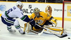 Nashvillský gólman Pekka Rinne  likviduje anci Jannika Hansena z Vancouveru.