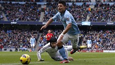 STIHNE TO? Sergio Agüero z Manchesteru City stíhá míč za dohledu gólmana Petra