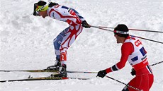 Francouzský sdru�ená� Jason Lamy Chappuis (vlevo) porazil ve fini�i závodu