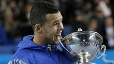 Francouzský tenista Jo-Wilfried Tsonga "ochutnává"  pohár pro vítze turnaje v