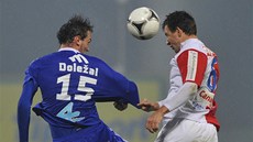 Olomoucký fotbalista Martin Doležal (vlevo) v souboji s Martinem Dobrotkou ze