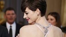 Anne Hathawayová na červeném koberci v růžových šatech Prada a s diamantovým...