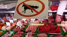 �ezník Sean Basey z Market Harborough ve st�ední Anglii dal p�ed nádoby s masem