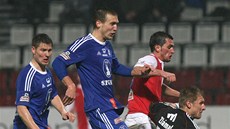 Olomoucký gólman Zden�k Zlámal (v �erném) sleduje, kam doputuje mí� po akci