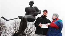 Kapitán pardubických hokejist Radovan Somík pedal prvnímu ve front na